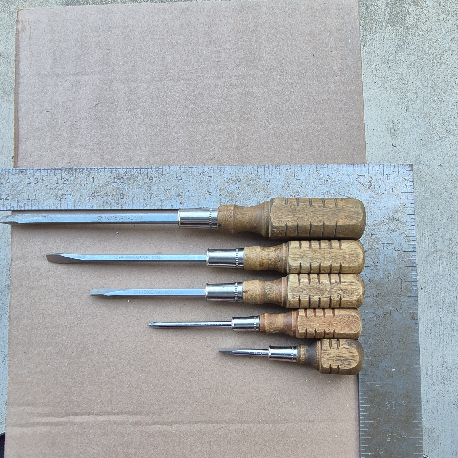 Vintage Taiwan Chrome Vanadium Wood Handle Screwdriver Set 5pc Lot 12″ To 4.5″