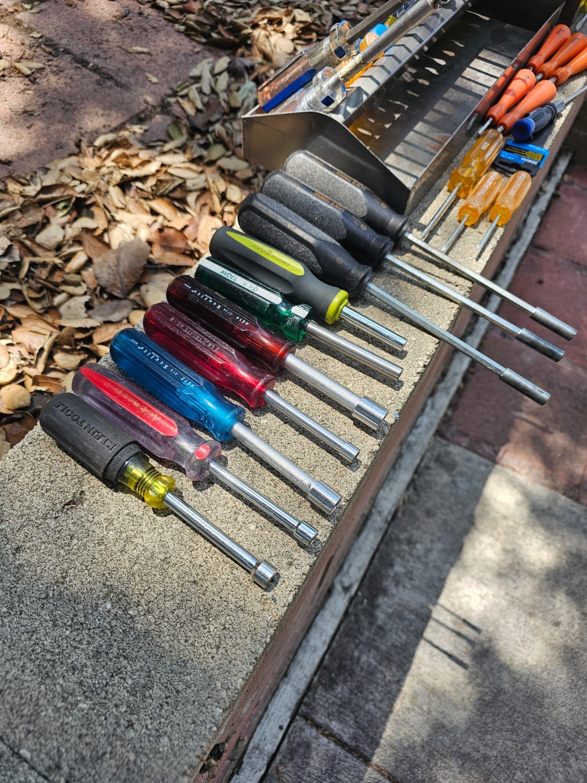 Huge Lot of 57 Screwdrivers Specific Tips Mixed With Nice Metal 17″x7.5″x7″ Case