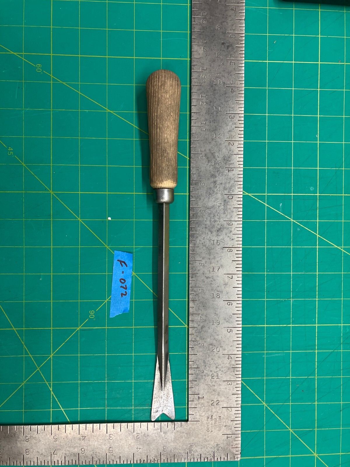 Vintage 13″ Carving Vee-Notch Screwdriver Flat Head Woodworking Hand Tool, USA