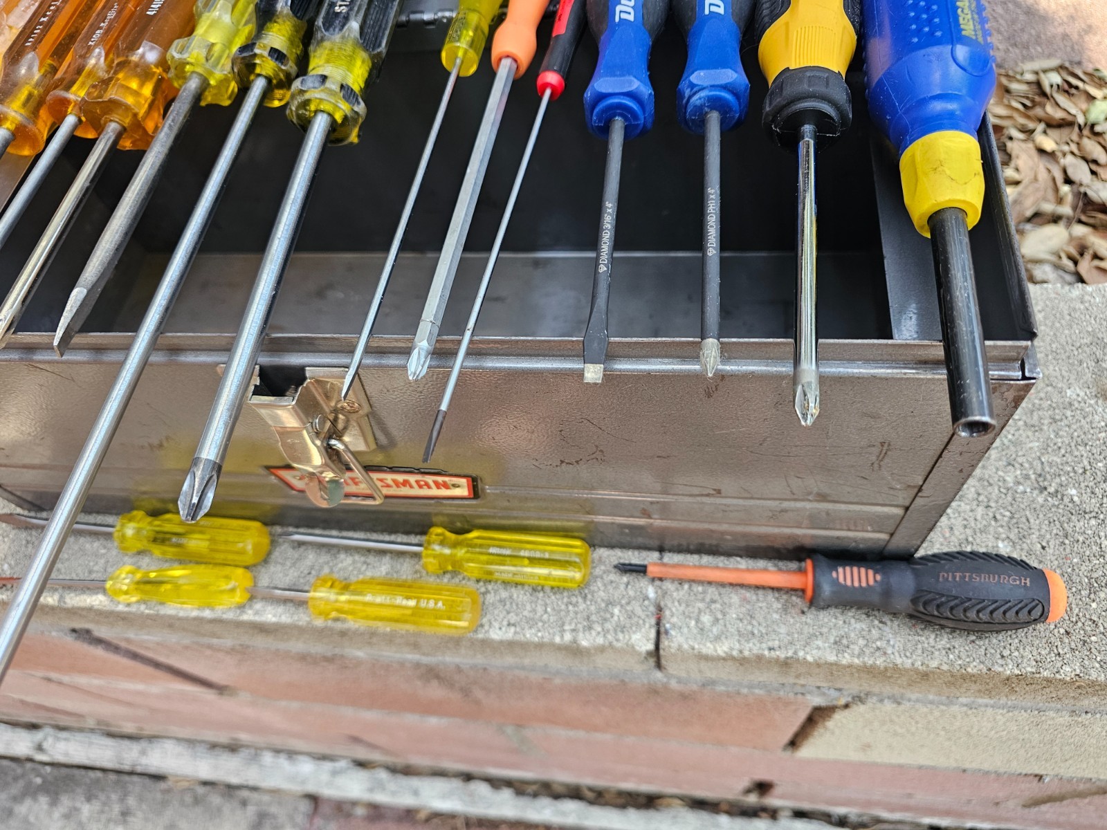Huge Lot of 57 Screwdrivers Specific Tips Mixed With Nice Metal 17″x7.5″x7″ Case