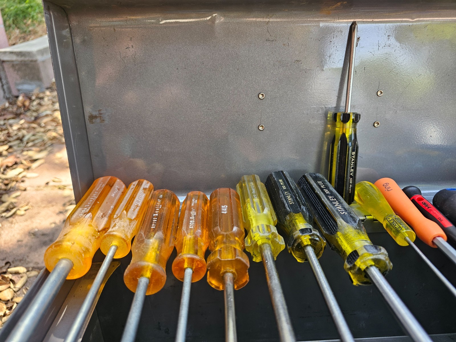 Huge Lot of 57 Screwdrivers Specific Tips Mixed With Nice Metal 17″x7.5″x7″ Case