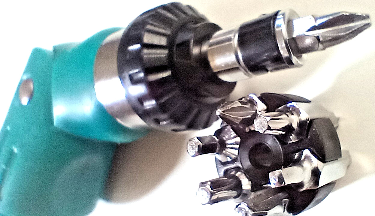 14-in-1 Multi-bit Swiveling- Ratcheting Screwdriver Phillips/Slotted/Torx/Square