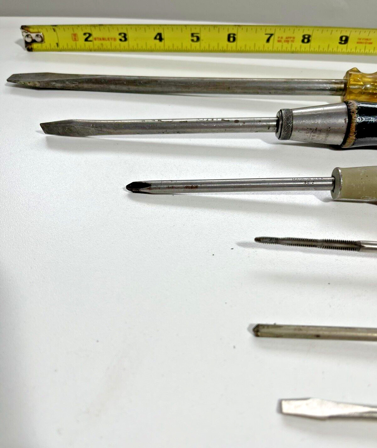 LOT OF 6 ASSORTED PRE-OWNED SCREWDRIVERS PLASTIC & WOODEN HANDLES JSCREW