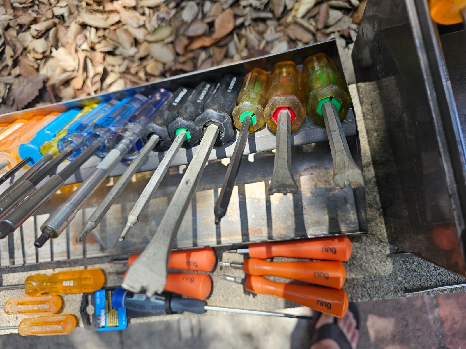 Huge Lot of 57 Screwdrivers Specific Tips Mixed With Nice Metal 17″x7.5″x7″ Case