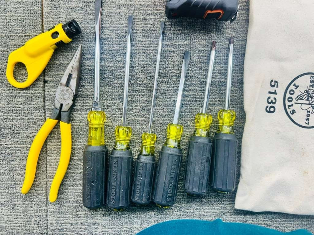 Klein Tools miscellaneous Set D203-8 Pliers 85076 Screwdrivers 5139 Bag – 409093