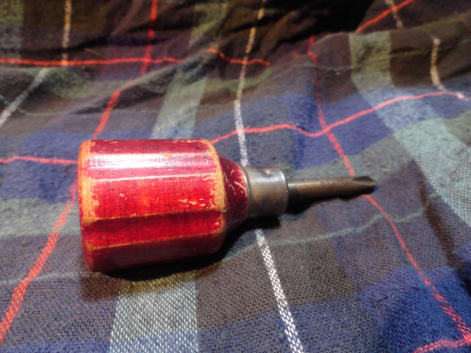 VINTAGE SHORT STUBBY PHILLIPS SCREWDRIVER OVERSIZED WOODEN HANDLE 3 1/2″ USED