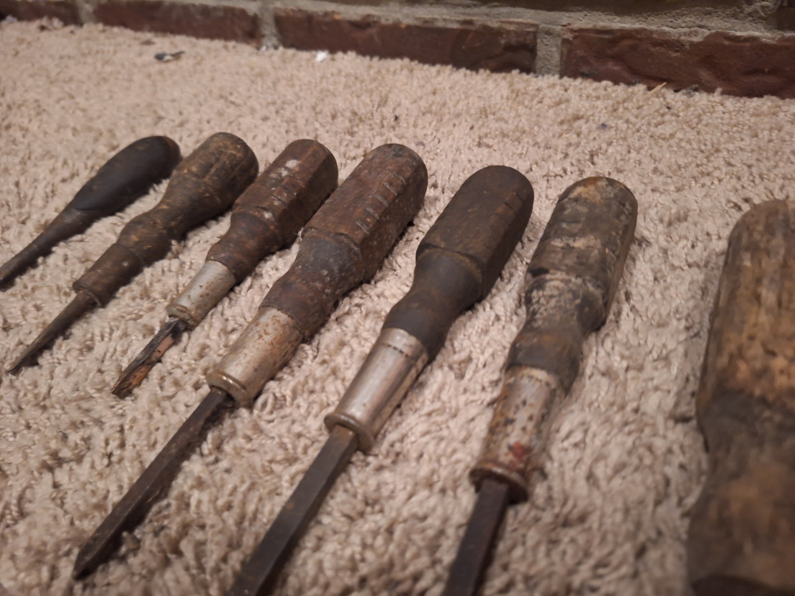 7 Unbranded Wood Handled Screwdrivers, Instant Collection