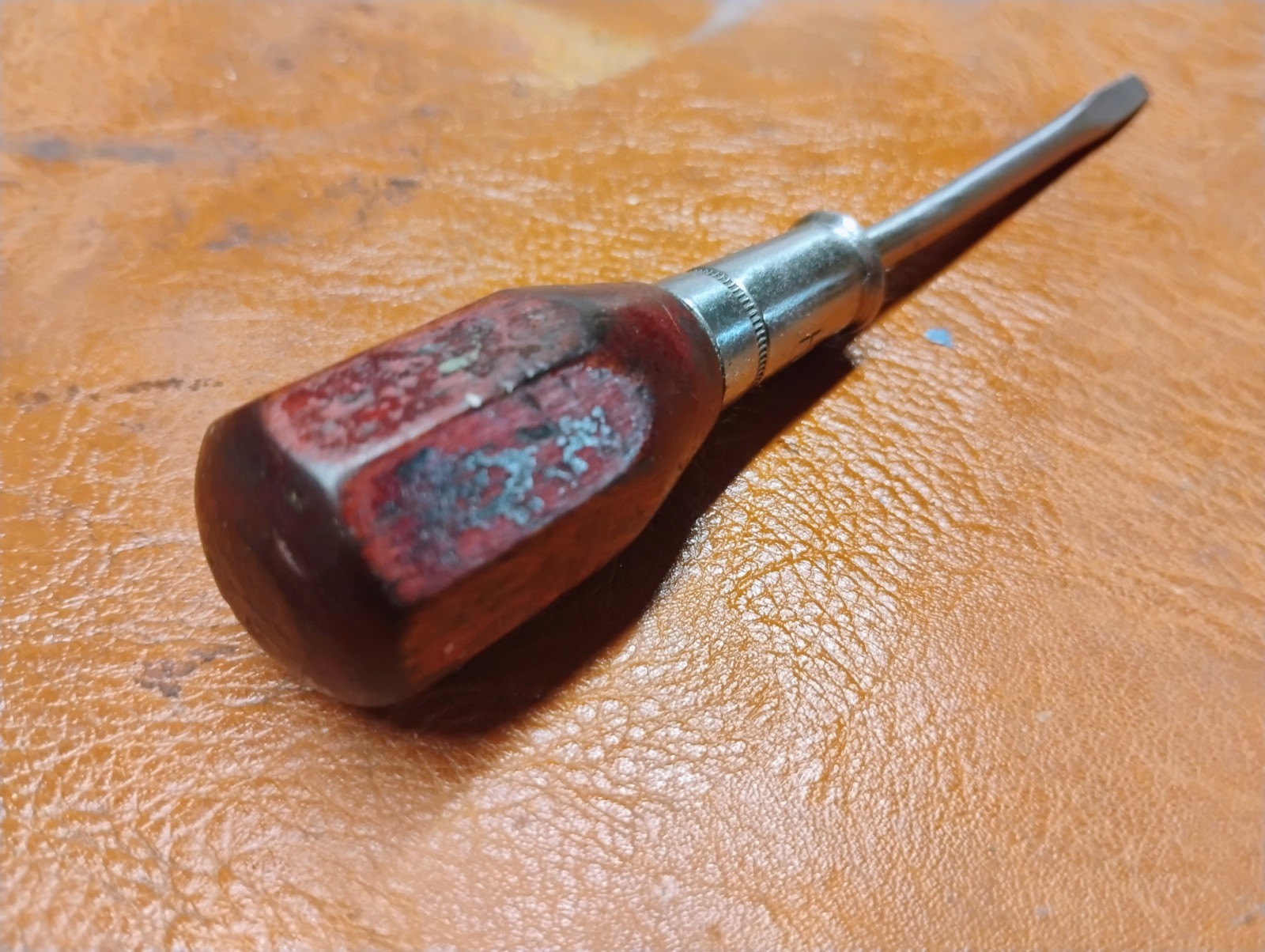 Harrold Vintage Wood Handle Anti-Roll Flathead Screwdriver
