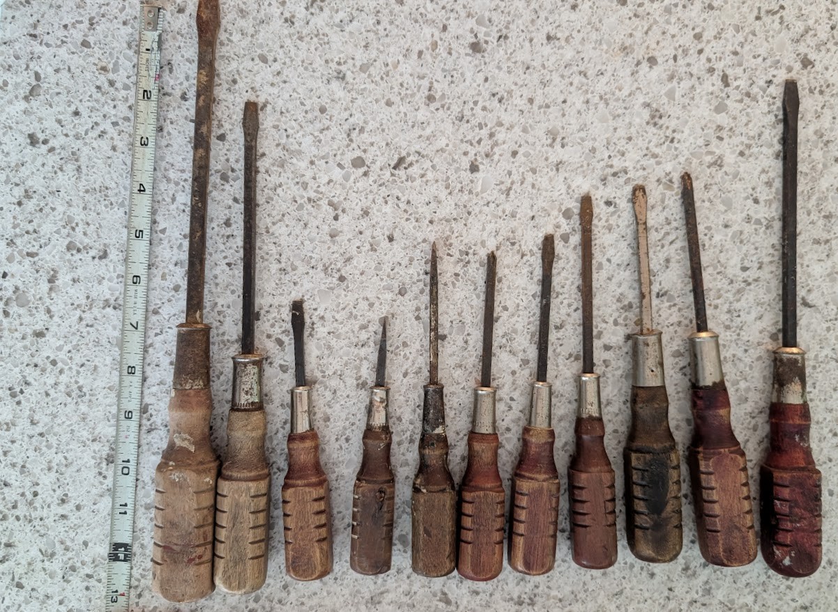 Screwdriver set, 11 mixed Phillips and flat2, wood handles, not branded, used