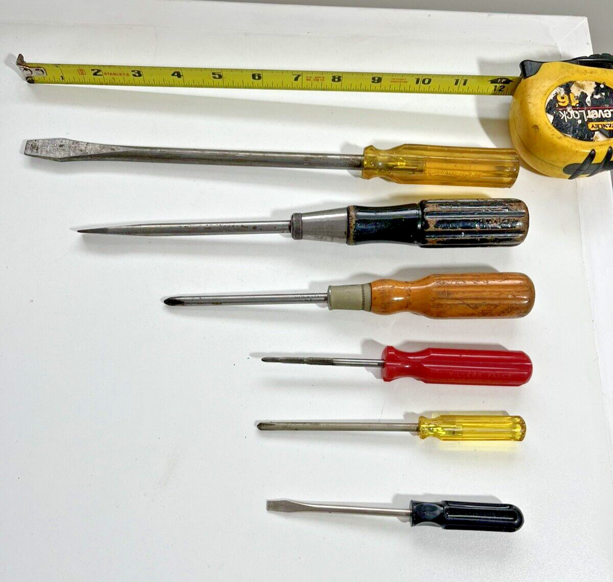 LOT OF 6 ASSORTED PRE-OWNED SCREWDRIVERS PLASTIC & WOODEN HANDLES JSCREW