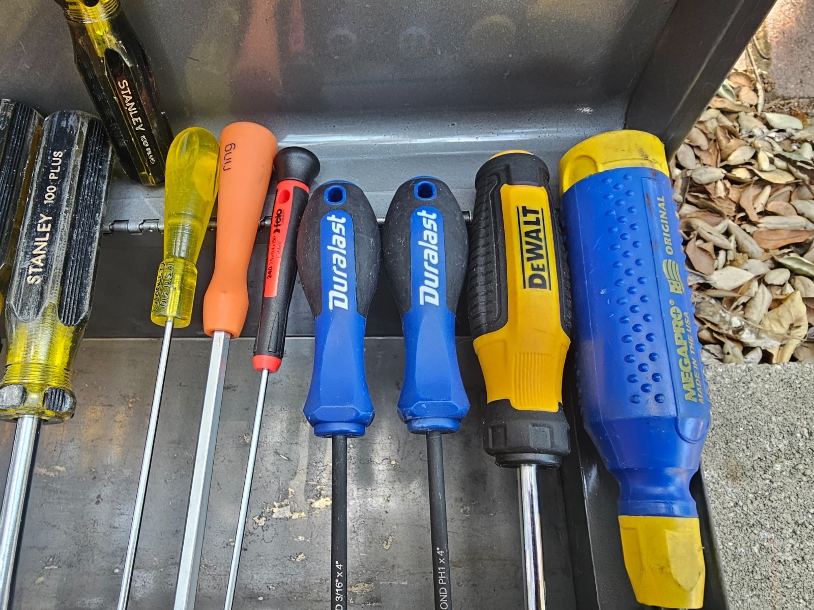 Huge Lot of 57 Screwdrivers Specific Tips Mixed With Nice Metal 17″x7.5″x7″ Case
