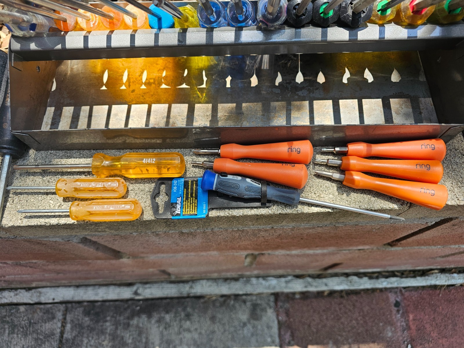 Huge Lot of 57 Screwdrivers Specific Tips Mixed With Nice Metal 17″x7.5″x7″ Case
