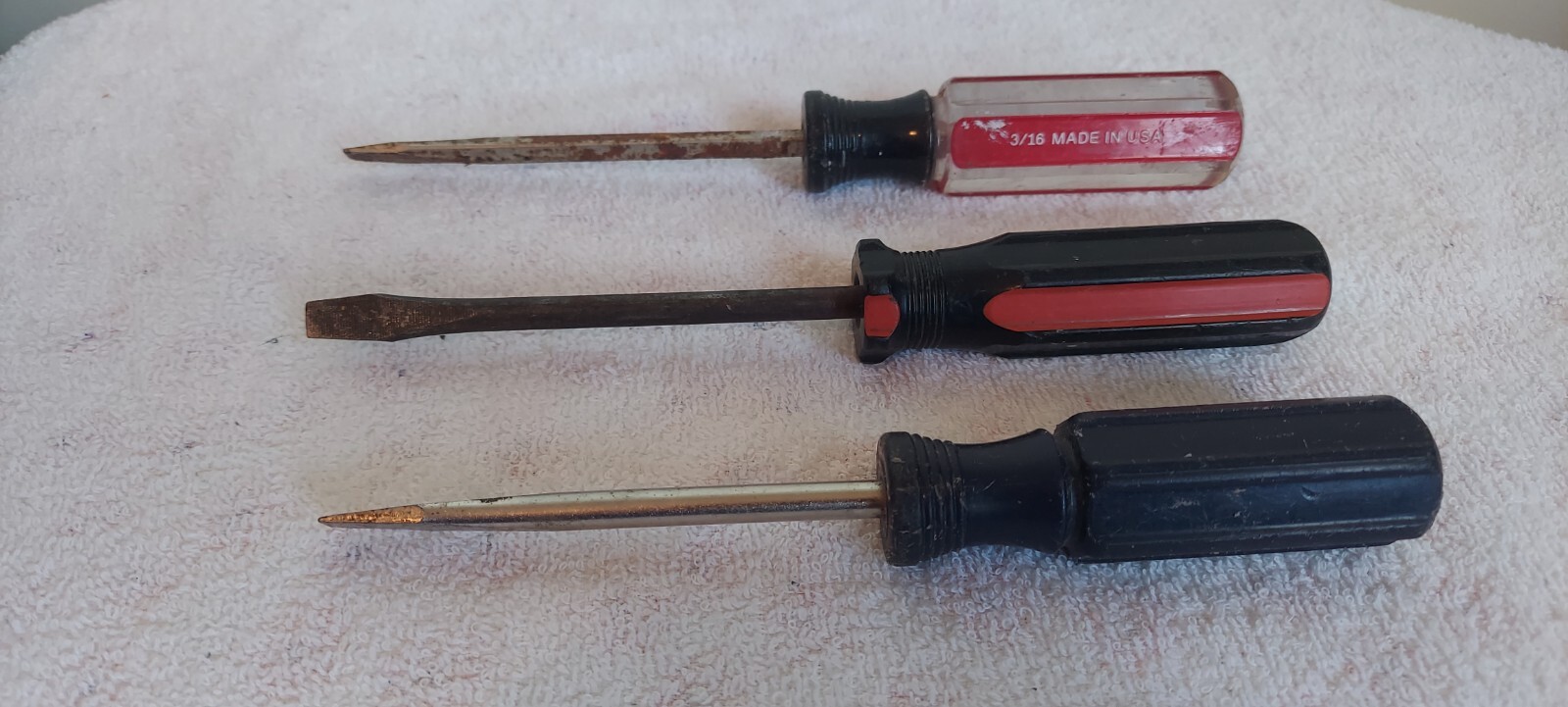 LOT OF 3 VTG PHILLIPS HEAD SCREWDRIVERS * 1 HUSKY USA / 1 WORKFORCE TAIWAN / 1?