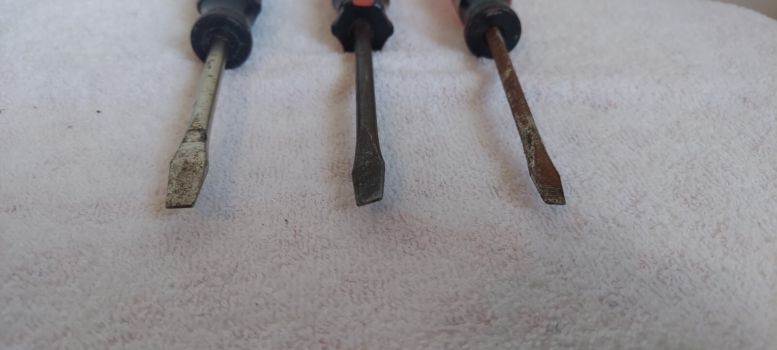 LOT OF 3 VTG PHILLIPS HEAD SCREWDRIVERS * 1 HUSKY USA / 1 WORKFORCE TAIWAN / 1?