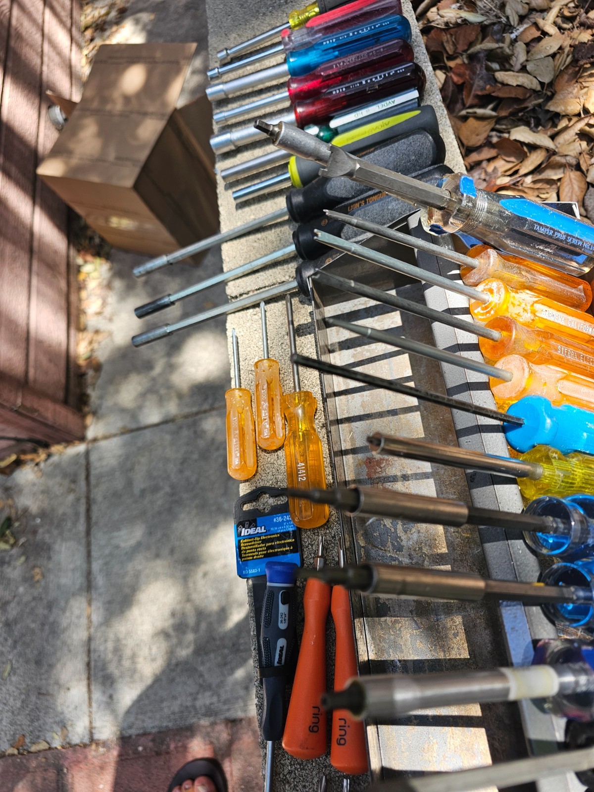 Huge Lot of 57 Screwdrivers Specific Tips Mixed With Nice Metal 17″x7.5″x7″ Case