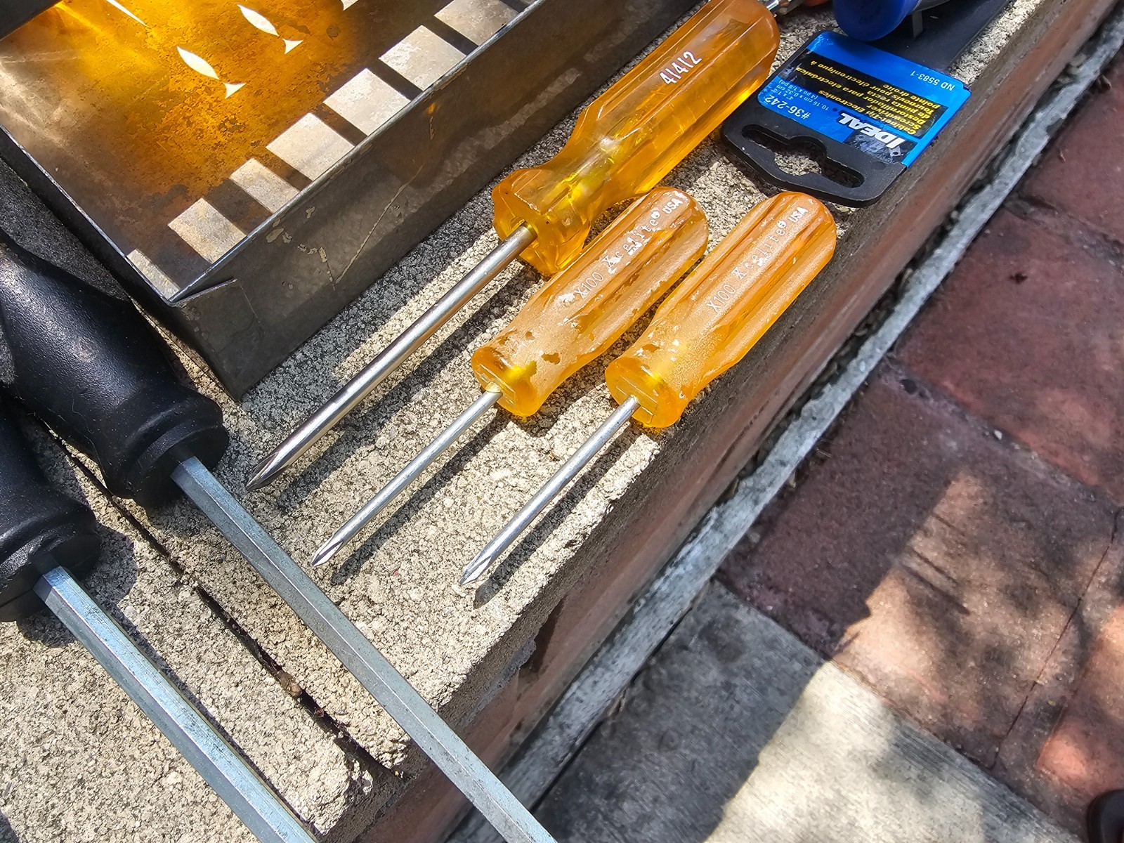 Huge Lot of 57 Screwdrivers Specific Tips Mixed With Nice Metal 17″x7.5″x7″ Case